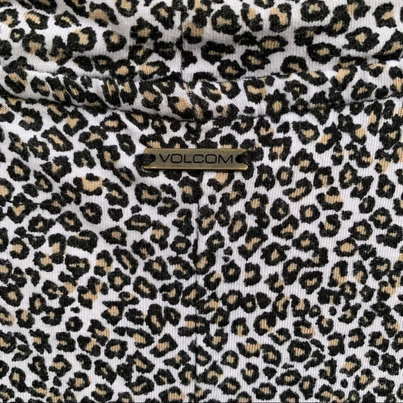 ☀️ VOLCOM T-SHIRT (back slits)  CHEETAH PRINT  | XS  #FML130017 - Picture 3 of 13
